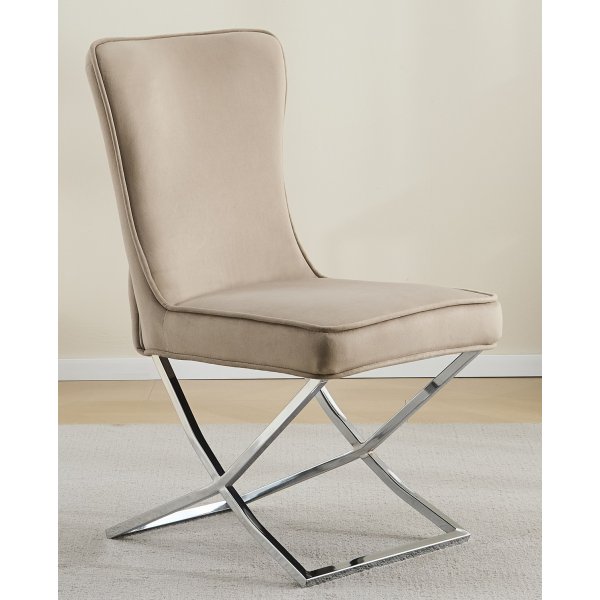 Luksusstol med kromunderstell og knapper i ryggen - Stol i beige fløyel Luksusstol med kromunderstell og knapper i ryggen - Stol i beige fløyel