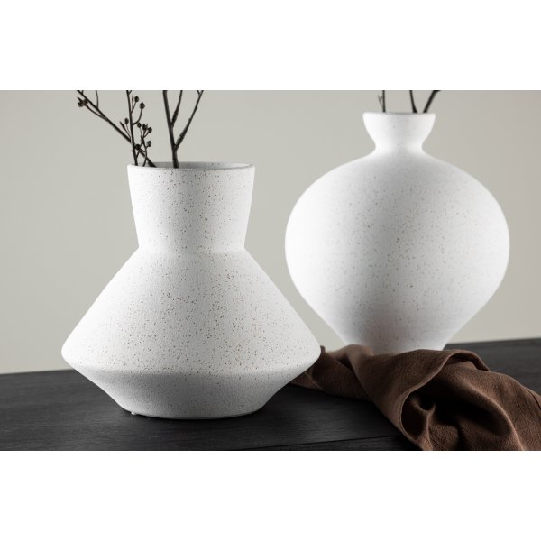 Rellis vase 22 x 20 cm - Sort/Hvit Rellis vase 22 x 20 cm - Sort/Hvit