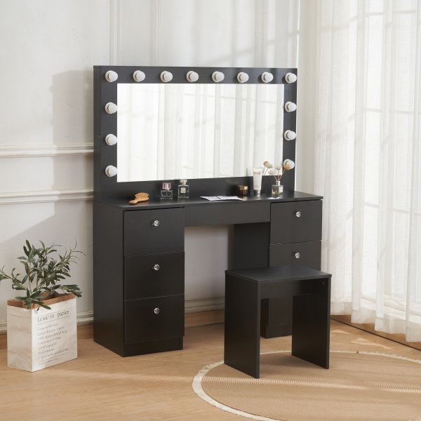 Caija svart toalettbord med belysning og håndtak i krystall Caija svart toalettbord med belysning og håndtak i krystall