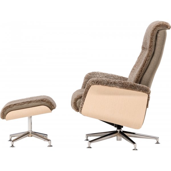 Lenestol i saueskinn med fotskammel - Brun / eik - Ulla Lenestol i saueskinn med fotskammel - Brun / eik - Ulla