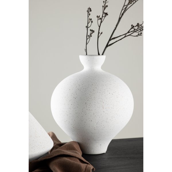 Rellis vase 20 x 24 cm - Sort/Hvit Rellis vase 20 x 24 cm - Sort/Hvit