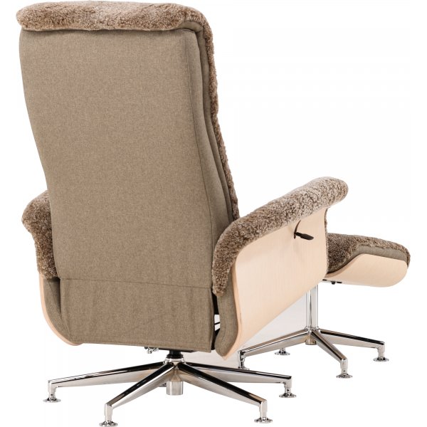 Lenestol i saueskinn med fotskammel - Brun / eik - Ulla Lenestol i saueskinn med fotskammel - Brun / eik - Ulla