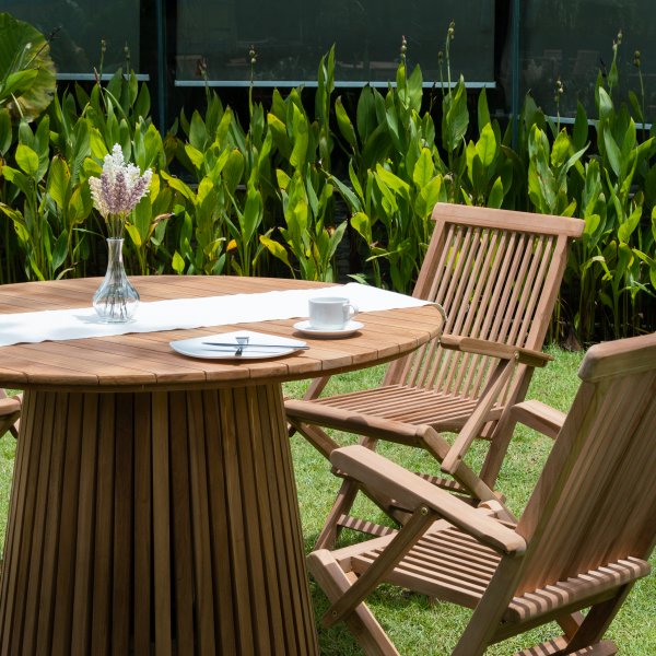 Utendørsgruppe i teak: rundt bord med 4 lenestoler - Saltö Utendørsgruppe i teak: rundt bord med 4 lenestoler - Saltö