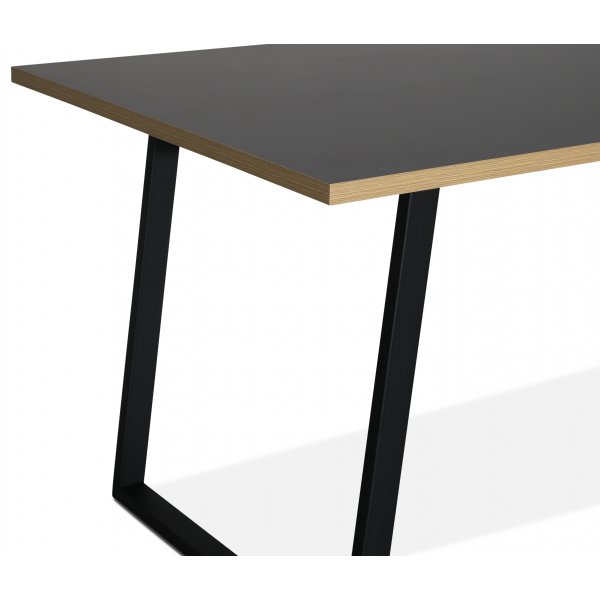 Edge 3.0 spisegruppe 140x90 cm inkludert 4 stk. svarte Orust pinnestoler - grå høytrykkslaminat (HPL) Edge 3.0 spisegruppe 140x90 cm inkludert 4 stk. svarte Orust pinnestoler - grå høytrykkslaminat (HPL)