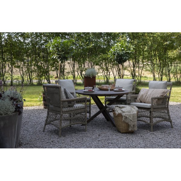 Provence utend�rs gruppe: Scottsdale rundt brunt spisebord �112 cm inkludert 4 Provence lenestoler i naturfarget kunstrotting