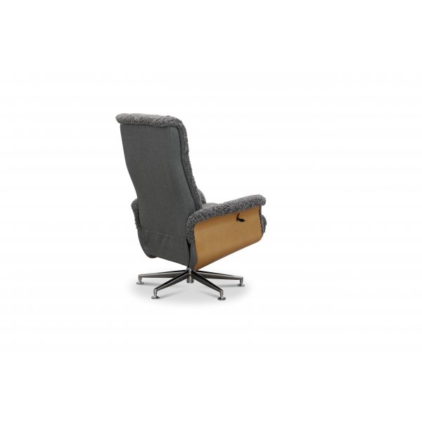 Ulla lenestol med fotskammel i saueskinn - Grå / Eik / Krom + Møbelføtter Ulla lenestol med fotskammel i saueskinn - Grå / Eik / Krom + Møbelføtter